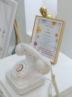 Retrofon anı telefonu, anıları kaydetmeye devam ediyor.
2026 Rezervasyonları başlamıştır.
#anıtelefonu #anıtelefonukiralama #seslihatıralar #seslianı #düğün #nikah #anitelefonu